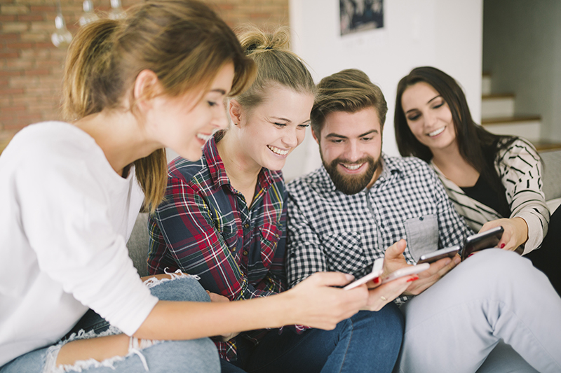 Amigos mirando smatphone